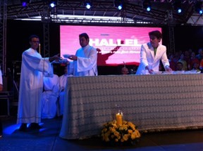 Milhares de católicos participam do Hallel 2014